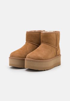 UGG CLASSIC MINI PLATFORM - Bottines à plateau - chestnut/cognac - ZALANDO.FR Pretty Shoes, Platform Boots, Personal Shopping