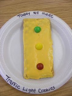 a paper plate with a piece of cake on it that says today we made traffic light cookies