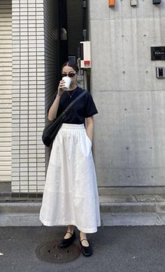 White Full Skirt Outfit, Flowy Work Outfit, Casual Clean Outfit Aesthetic, White Linen Midi Skirt Outfit, Taipei Outfit Ideas, White Linen Maxi Skirt Outfit, Modest Girly Outfits Casual Classy, Black Poplin Skirt Outfit, Japanese Street Style Minimalist