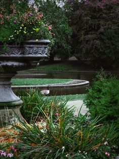 Old money style architecture design — photo by Jacob Elijah Amson at Pavilion Gardens, Buxton UK — #gardening #garden #architecture #architecturelovers #naturelovers #nature #flowers #plants #animals #colorful #england Mansion Garden, Fic Ideas, Garden Architecture, Baroque Architecture, Money Aesthetic