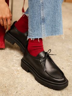 Ballerina Trend, Bobbies Shoes, Derby Outfits, Fall Sneakers, Preppy Women, Feminine Wardrobe, Wedge Loafers, Patent Leather Loafers, Leather Brogues