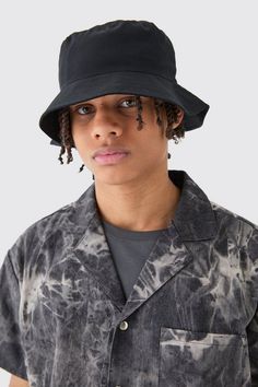 Heads up! Bring your accessories a-game with boohooMAN this season. Check out the coolest selection of men's headwear online and choose from hundreds of uber-trendy pieces that will complete your outfit while turning heads. Pull off the 90's revival trend with a bandana or a colourful bucket hat - the season's favourite - or head off the chill in style this with one of our beanies.Style: Bucket HatFabric: Nylon Hat Men Outfit, Outdoor Fits, Style Bob, Hats Style, Hat Fabric, Style Bucket Hat, Gym Joggers, Race Day Outfits, Plus Size Joggers