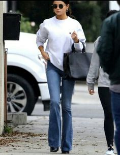 Selena Gomez Street Style, Casual Chique Stijl, Selena Gomez Outfits, Walking Down The Street, Selena Gomez Style, Boating Outfit, Trik Fotografi, Celebrity Street Style