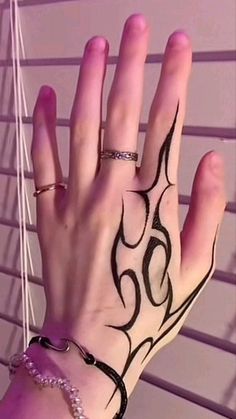 Tato Henna, Pen Tattoo, Hand Doodles, Small Hand Tattoos, Wrist Tattoo, School Tattoo