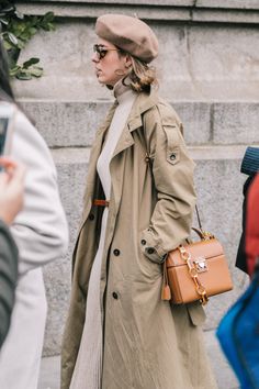 Trench Outfit, Street Style Blog, Beige Outfit, Classic Trench Coat, Paris Dresses, Looks Street Style, Raincoats For Women, Women Street