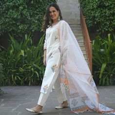 Traditional Photoshoot, Cotton Kurta Set, Cotton Tops Designs, White Flower Print, Casual Suits, Teenage Outfits, Suit White, Style Pant, Trendy Dress Outfits