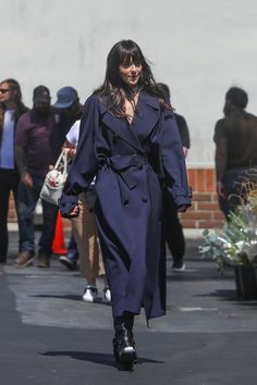 Dakota Johnson Jacket, Dakota Johnson Style Casual 2024, Dakota Johnson Winter, Dakota Johnson 2024, Dakota Johnson Street Style, Coat Outfit Casual, Clueless Fashion, Dakota Mayi Johnson, Dakota Johnson Style