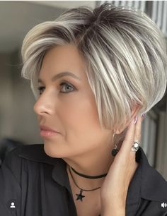 Kratke Frizure Za Gustu Kosu, Short Stacked Hair, Stacked Haircuts, Short Silver Hair, Layered Bob Haircuts, Gray Hair Growing Out, Stacked Bob Haircut