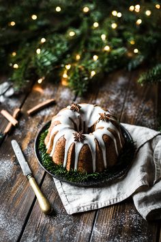 a bundt cake sitting on top of a black plate