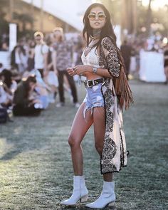 No último final de semana que passou, começou um dos festivais de músicas mais amados por muitas celebridades, o Coachella. Para quem não conhece, ou nunca ouviu falar o Coachella é um evento anual que acontece na cidade de Coachella, na Califórnia. No post de hoje fiz uma seleção dos meus looks preferidos, contendo todos os tipos de peças curingas para esse tipo de evento. Confira! [look de festival] [look boho] [look boho chic] [look coachella] [coachella festival] Outfits Lollapalooza, Outfit Lollapalooza, Geek Outfit, Look Kimono, Lollapalooza Outfit, Coachella Outfits