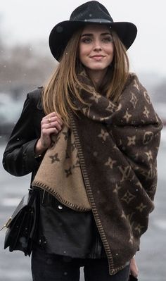 Outfits With Scarf, Hot Winter Outfits, Louis Vuitton Scarf, Street Style Bags, Black Hat, 가을 패션, Looks Style, Mode Inspiration, Outfits Casuales