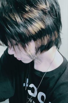 raccoon tail alternative hair inspo girl peircings emo Short Hair Emo Hairstyles, Hair Color Ideas Shorthair, Emo Raccoon Tail Hair, Raccoon Pieces Hair, Short Raccoon Tail Hair, Raccon Tails Hair, Raccoon Hair Short, Raccoon Stripes Hair Dye, Emo Hair Raccoon Tails