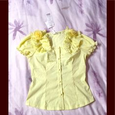 Cute Yellow Summer Top W/ Ruffles And Flowers On Both Shoulders. Cute Yellow Fitted Blouse, Yellow Summer Top, Fashion Top, Summer Top, Cute Fashion, Ruffles, Top Styles, Top Blouse, Blouses