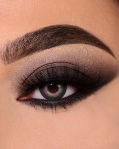 Eyeshadow Looks Black, Dark Eyeshadow Makeup, Black Eyeshadow Looks, Black Eyeshadow Makeup, Goth Glamour, Disney Inspired Makeup, Fall Eyeshadow Looks, Goth Makeup Tutorial, Black Smokey Eye Makeup