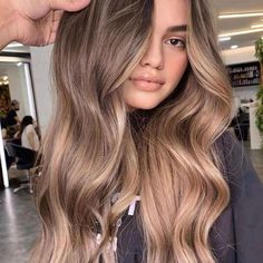 Rambut Brunette, Bombshell Hair, Spring Hair Color, Brunette Balayage Hair, Hair Color Techniques, Light Hair Color, Blonde Hair Looks