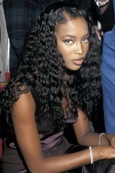 Naomi Campbell 90s Face, Naomi Campbell Curly Hair, Black 90s Makeup, Naomi Campbell 2000s, Naomi Campbell Face, Naomi Campbell Makeup, Curly Hair 90s, 90s Curly Hair, Baddie Trainers