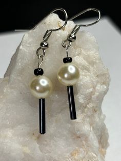 Army bomb earrings BTS Army bomb earrings fun dangle and drop earrings faux pearl and glass beads smoke free home Korean Earrings Diy, Kpop Earings Ideas, Handmade Black Kpop Jewelry, Min Yoongi Earrings, Kpop Earrings, Bullet Earrings, Stick Earrings, Jewelry Inspo, Bts Army