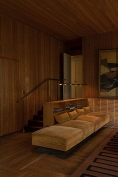 See more from this MCM gem in the Pacific Northwest. Designed by John Yeon and built in 1939.  Photography by Alba Betancourt. Mixed Wood Interior Design, 1970s Home Aesthetic, Mcm Basement, Classicism Interior, Mcm Living Room, Background Room, Transitional Spaces, 1970s Home, Interior Design Games