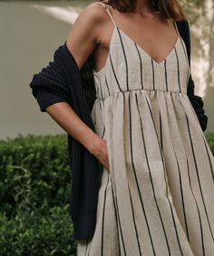 Cove Dress Natural/Navy Stripe Easily thrown on for an instantly put-together look, this 100% cotton dress is the definition of seasonal ease. With a relaxed fit and perfectly placed pockets, wear it to brunch or the beach for an element of casual flair in your everyday. Summer Dress Ideas Casual, Striped Outfits For Women, Navy Dress Casual, Natural Clothing Style, Dresses Everyday, Everyday Dresses Casual, Natural Linen Dress, Jenni Kayne, Ankle Length Dress