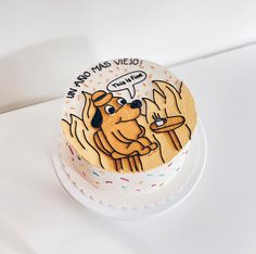 there is a cake with a dog on it that says i am no mas viejo