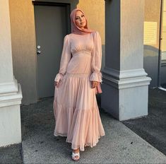 Hijabi Dresses, Fashion Inspo Summer, Poses For Pics, Powerful Woman, Dorm Room Inspiration, Modest Fits, Doha Qatar, Lace Chiffon