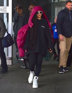 25 Airport Fashion Outfits to Travel in Style - Christobel Travel Rihanna Airport Style, Rihanna Airport, Fashion Work Outfit, Jfk Airport, Airport Outfits, Rihanna Style, London Outfit, Rihanna Fenty, Dinner Outfits