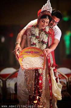 -bengali-bridali-jewellry Kolkata Wedding, Indian Wedding Poses, Bengali Bridal Makeup, Indian Wedding Bride, Indian Wedding Couple Photography, Bengali Bride, Indian Wedding Couple, Bride Photoshoot, Indian Wedding Photography Poses