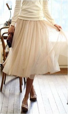 Meninas, tudo bem?!  Tem alguma coisa mais “princesa na vida real” do que saia de tule?! Não tem! É muuuito lindo e feminino, dá um verdadeiro ar de conto de fadas… Acho que temos… Diy Skirts, Tule Rok, Gonna In Tulle, Ballerina Skirt, Looks Party, Victoria Secrets, Beautiful Skirts, Mode Inspiration, Looks Style