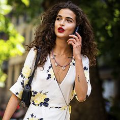 Chiara Scelsi Milkshake Hair, Grace Kelly Style, Calabria Italy, Brunette Woman, Curated Closet, Tennis Fashion, Fashion Photography Poses, Curly Hair Tips, Beautiful Long Hair