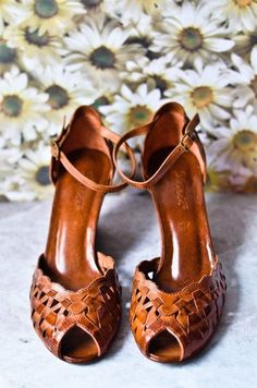 Cute leather sandals High Heels Classy, Mode Tips, Heels Classy, Leather Wedge Sandals, Brown Sandals, Leather Wedges