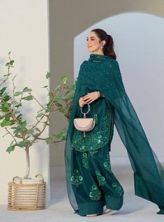 Mehandi Day Outfit, Kameez Designs For Women, Shalwar Kameez Designs For Women, Simple Indian Suits, Shalwar Kameez Designs, Denim Refashion, Desi Outfits, Maya Ali