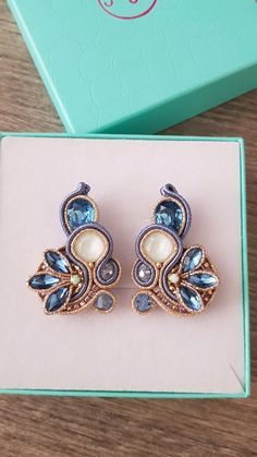 orecchini in soutache interamente cuciti a mano in Italia Summer Crafts, Jewelry Handmade, Crafts To Sell, Hand Sewing, In Italy