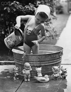 Vintage Foto's, Bath Time Fun, Vintage Pics, Images Vintage, Photo Vintage, Vintage Kids, Kids Bath, Black And White Photos, Jolie Photo