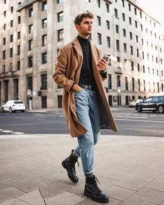 #TREND | 32 Looks com Overcoat (casaco alongado) para usar neste Inverno – O Cara Fashion Winter Outfits Street Style, Beanie Outfit, Mens Fashion Wear, Blazer Outfit, Winter Outfits Men, Stylish Mens Outfits, Men Fashion Casual Outfits, Streetwear Men Outfits, Mens Winter Fashion