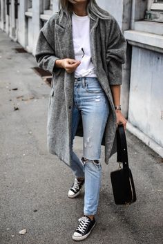 Laid Back Aesthetic, Grey Coat Outfit, Personal Uniform, How To Wear Converse, Style Roots, Relaxed Chic, Converse Outfits, How To Wear Sneakers, Fall Fashion Coats