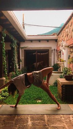 Pode de yoga e curso de yoga Stretching For Beginners, Arte Yoga, Increasing Flexibility, Yoga Aesthetic, Yoga Inspo, Aesthetic Yoga, Yoga Motivation, Life Vision Board, Yoga Photography