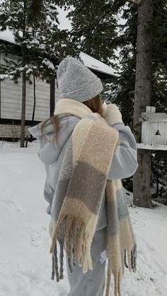 Warm Cozy Winter Outfits, Winter Scarf Aesthetic, Winter Pictures Aesthetic, Christmas Crafts Gingerbread, Warm Christmas Aesthetic, Winter Date Night Ideas, Cold Winter Fashion, Photoshoot Ideas Winter, Desserts Winter