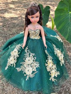 Beautiful dolls for your quinceañera, we make them in any color, they measure approximately 23" Each dress of our dolls is custom designed matching the tone to the color of your quinceañera dress. It is worth mentioning that the tone of the fabric may vary, as well as the accessories (crown, earrings or necklace) If you need a more personalized doll or one that matches your dress, it can also be made, the important thing is to see her happy on her most special day. Our specialty is satisfying ou Barbie In Green Dress, Quince Doll Green, Emerald Green Quince Doll, Princess Green Ball Gown For Quinceanera, Princess Style Green Ball Gown For Quinceanera, Princess Style Green Ball Gown For Sweet 16, Green Ball Gown For Sweet 16 Quinceanera, Princess Style Green Ball Gown For Pageant, Quince Dolls Quinceanera