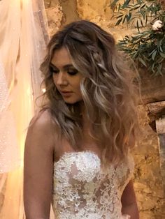 Prom Hair Simple Down, Curled Hair With Little Braids, Simple Hair For Prom, Cute Simple Prom Hairstyles, Curled Hair With Small Braids, Prom Hairstyles Braid Half Up, Sorority Formal Hairstyles, Curled Hairstyles With Braid, Medium Length Prom Hairstyles Down