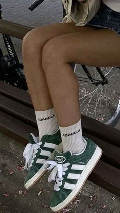 Adidas green campus skateboard shoes. Looks Adidas, Chique Outfit, Look Adidas, Green Adidas, Shoe Inspo, Adidas Campus