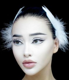 Black Swan Costume Halloween, Swan Makeup, Easy Halloween Makeup Ideas, Swan Lake Costumes, Swan Costume, Futuristic Makeup, Easy Halloween Makeup