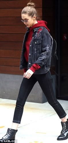 Black Denim Jacket Outfit, Sweatshirt Outfit Winter, Sweatshirt Dress Outfit, Jeans And Hoodie, Hoodie Outfits, Gigi Hadid Style, Red Outfits