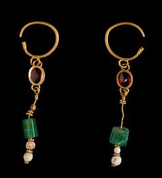 Earrings found in July 2012 in a Roman female burial site. The discovery was part of the excavations of the Basilica of Pope Marco sulla via Ardeatina, who served at the  end of the IV-V centuries. These ear pendants are decorated with garnets, emeralds and pearls. Ancient Roman Jewelry, Pearl Pendant Earrings, Gold Jewelry Indian