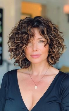 Add a flirty and fresh touch to your style with a curly bob and side bangs. This youthful hairstyle frames your face beautifully and highlights your curls. Curly Bob With Side Bangs, Bob With Side Bangs, Bob Riccio, Curly Shag Haircut, Medium Curly, Corte Bob, Curly Hair Photos, Medium Bob Hairstyles, Thick Curly Hair