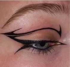 Weird Eyeliner Looks, Asymmetrical Eyeliner, Crazy Eyeliner Looks, Cool Eyeliner Ideas, Fancy Eyeliner, Unique Eyeliner Looks, Black Eyeliner Looks, Artistic Eyeliner