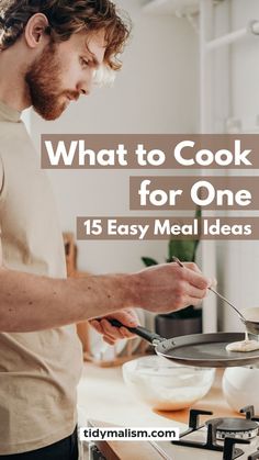 White guy in his late twenties with beard and t-shirt, standing at his stove preparing some batter in a crepe pan. Caption reads: What to cook for one. 15 easy meal ideas. Single Serving Meals, Cook For One, Minimalism Inspiration, Meal Prep For Beginners, Dinner For One