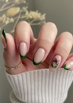 #christmasnails #festivenails #holidaynails #nailart #nailinspiration #christmasbeauty #nailsofinstagram #holidaynaildesigns #christmasnailideas #nailtrends Xmas Nail, Holiday Nail Designs, Cute Christmas Nails, Green Tips, Nagel Tips