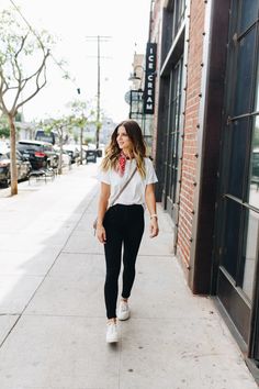 Black Jeans With White Shirt, Sports Chic, Qatar Travel, Look Legging, Elegante Casual, Perfect Jeans, Tshirt Outfits, Looks Vintage