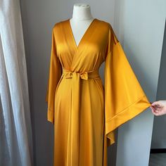 Embellissez-vous avec ce peignoir inspiré d'un kimono fait main en satin de soie luxueux pour un beau drapé sophistiqué. La conception longue du peignoir et ses manches tombantes offrent à la fois confort et un look chic. Son style intemporel et son imprimé unique offrent un chic sans effort pour des événements spéciaux ou la vie de tous les jours. Relookez votre garde-robe avec ce classique intemporel. ◼️ manches 3/4 ◼️ fait main uniquement ◼️ tissu de haute qualité ◼️ passants de ceinture et l Muslim Dresses, Silk Kimono Robe, Women's Robe, Bridesmaid Robes, Son Style, Silk Kimono, Effortless Chic, Wide Sleeves, Look Chic