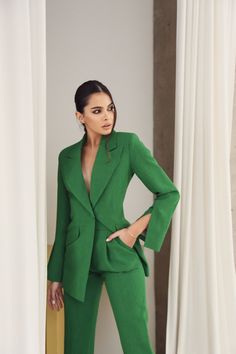 Flared Jacket with Slits on the Sleeves Green | VICLAN Target Interview Outfit, College Interview Outfit, Green Blazer Outfit, Flared Jacket, Law Fashion, Style Classe, Woman Suit, Elegant Outfits, Autumn 2022